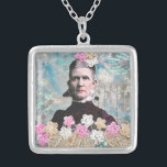 Collier de dame victorienne<br><div class="desc">Ce joli collier sera certainement un début de conversation! Vous pouvez dire que c’est votre arrière-grand-mère ! Reproduit à partir de mon art médiatique mixte, ce collier inspirera et ravira.</div>