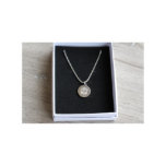 Collier de disque monogramme<br><div class="desc">Nos colliers monogrammes de vignes personnalisés font les cadeaux parfaits pour toutes les femmes de votre vie. Nos colliers monogrammés sont parfaits pour les cadeaux de demoiselle d'honneur, les cadeaux de jour pour les mères, les cadeaux d'anniversaire, les anniversaires, les cadeaux de remise de diplômes, les cadeaux pour les petites-filles,...</div>