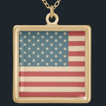Collier de drapeau vintage américain<br><div class="desc">Les tons bleus,  rouges et crème confèrent à ce collier du drapeau américain une sensation vintage. Le design est issu de l'art original.</div>