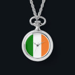 Collier de drapeaux irlandais<br><div class="desc">La montre de collier présente un drapeau irlandais remplissant tout l'espace imprimable. Design simple, mais agréable, pour partager votre patrimoine et votre culture. Grand cadeau pour toute occasion pour votre personne irlandaise préférée. Non seulement c'est formidable de célébrer la Saint-Patrick, mais aussi les réunions de famille, Mère et Fête des...</div>