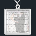 Collier de Mariage Carré d'argent personnalisé pho<br><div class="desc">Personnalisez ce joli collier pour avoir comme faveurs de mariage à votre réception de mariage ou pour en avoir un vous-même en souvenir de votre journée spéciale. Ce collier est aussi le cadeau parfait pour la mariée fourmi sa douche nuptiale. Personnalisez en ajoutant votre photo.</div>