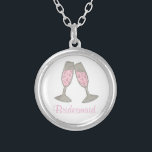 Collier de mariée au Champagne Rose de Bridesmaid<br><div class="desc">Le collier présente une illustration originale de deux verres de champagne rose mousseux,  avec BRIDESMAID dans une police amusante. Un grand cadeau de mariée / fête de mariée!</div>