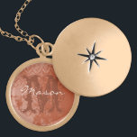 Collier de monogramme Vintage de corail profond<br><div class="desc">Collier de serrure de gosse pour elle le jour de la Saint-Valentin ou l'anniversaire. Monogramme et nom de votre amour.</div>