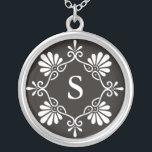 Collier de pendentif de la lettre S de monogramme<br><div class="desc">Montrez votre fierté dans vos initiales portant un pendentif de lettre de monogramme. Le pendentif argenté initial fait également un cadeau mémorable pour n'importe quelle occasion spéciale pour les personnes importantes de votre vie.</div>