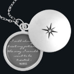 Collier de serrure d'argile<br><div class="desc">Le collier de cercueil en argent des infirmières est quelque chose qu'une infirmière peut garder et chérir pour toujours. Chaque infirmière adorera ce magnifique collier de motivation. "Je traiterai toujours mes patients comme je voudrais qu'on me traite - Infirmière." Plate d'argent et est également disponible en argent sterling et plaqué...</div>