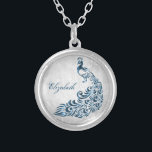 Collier de vigne bleu Peacock Leaf<br><div class="desc">Personnalisez un cadeau unique pour vos demoiselles d'honneur avec un collier bleu Peacock Leaf Vine. Le design du collier est composé d'un arrière - plan gris clair avec un paon bleu vif orné d'un motif en vigne de feuilles. Personnalisez-vous avec le nom de la demoiselle d'honneur pour un souvenir précieux...</div>