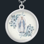 Collier Dentelle florale bleue de Vierge Marie de |Madonna<br><div class="desc">C'est une belle image de Vierge Marie béni,  notre Madame Madonna de grâce avec les fleurs bleues sur chaque côté et un arrière - plan blanc de dentelle.</div>