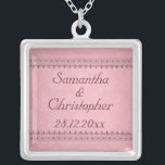 Collier Dentelle vintage Bordeaux Déco sur Mariage rose<br><div class="desc">Une invitation au style vintage pour vos nuptiaux à venir avec un garnissage en dentelle de style art déco bordeaux sur un arrière - plan rose avec un motif subtil damassé. Le texte est entièrement personnalisable pour vos propres occasions spéciales. Cette élégante décoration s'harmonise avec la Vintage dentelle Bordeaux Déco...</div>