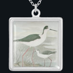 Collier Des tiltes noires au bord de l'eau<br><div class="desc">Cette impression d'art simple mais belle de deux pilotis à cou noir qui se tiennent au bord de l'eau par jour nuageux paraîtra parfaite sur n'importe quel produit Zazzle. Les couleurs neutres sont très relaxantes et feraient un grand ajout à votre maison ou bureau.</div>
