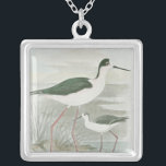 Collier Des tiltes noires au bord de l'eau<br><div class="desc">Cette impression d'art simple mais belle de deux pilotis à cou noir qui se tiennent au bord de l'eau par jour nuageux paraîtra parfaite sur n'importe quel produit Zazzle. Les couleurs neutres sont très relaxantes et feraient un grand ajout à votre maison ou bureau.</div>