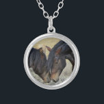 Collier Deux Chevaux Brown Sauvages Étonnants<br><div class="desc">Une paire de chevaux sauvages bruns partageant un moment tendre dans un champ herbeux. Ces deux chevaux de peinture brun se dénudent doucement l'un l'autre,  s'amusant mutuellement compagnie. Leurs manes tourbillonnantes soufflent dans la brise. Displaying power,  gentillesse et liberté. Idéal pour les amateurs de chevaux.</div>