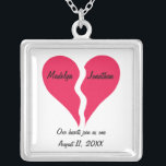 Collier Deux demi-coeurs Joignez-vous comme un nom personn<br><div class="desc">Il s'agit d'un grand collier à votre amour ou à offrir en cadeau pour une nouvelle mariée ou la Saint-Valentin. Le design comporte deux moitiés d'un coeur qui s'accordent. Un nom personnalisé est sur chaque moitié du coeur et est facile à customiser. Les mots personnalisables sous les coeurs disent "nos...</div>