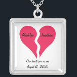 Collier Deux demi-coeurs Joignez-vous comme un nom personn<br><div class="desc">Il s'agit d'un grand collier à votre amour ou à offrir en cadeau pour une nouvelle mariée ou la Saint-Valentin. Le design comporte deux moitiés d'un coeur qui s'accordent. Un nom personnalisé est sur chaque moitié du coeur et est facile à customiser. Les mots personnalisables sous les coeurs disent "nos...</div>