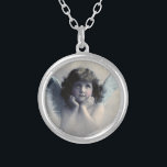 Collier Doux Rosy Cheeked Vintage Angel dans les nuages<br><div class="desc">Belle conception vintage d'un ange doux avec des ailes blanches douces et des joues roses,  tenant son visage dans ses mains. J'ai l'air paisible et gentil. L'arrière - plan est rempli de nuages éthérés doux.</div>