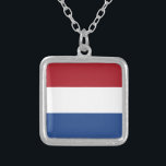 Collier Drapeau Pays-Bas tricolore<br><div class="desc">Drapeau du Pays-Bas: "Je maintiendrai". 
Il est composé de trois bandes horizontales : rouge,  blanc et bleu.</div>