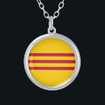 Collier Drapeau vietnamien du sud - đỏ de sọc de Ba de<br><div class="desc">Drapeau vietnamien du sud - đỏ de sọc de Ba de vàng du Vietnam Cờ - drapeau du Vietnam du Sud - drapeau vietnamien du sud - drapeau de la République du Vietnam (drapeau d'héritage et de liberté - cờ Tự de Lá faites le và Di Sản) - hòa de...</div>