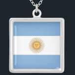 Collier élégant avec drapeau d'Argentine<br><div class="desc">Ajoutez une touche de fierté culturelle à votre ensemble avec notre élégant collier orné du drapeau argentin ! Conçu avec une attention minutieuse aux détails, ce collier célèbre le riche patrimoine et l'identité nationale de l'Argentine. Le pendentif présente fièrement le drapeau argentin, avec trois bandes horizontales de bleu clair et...</div>
