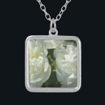 Collier Elégant blanc peony floral blanc photo<br><div class="desc">Des pivoines blanches élégantes brillent au soleil du midi.</div>