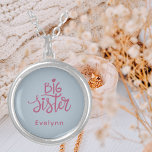 Collier Élégant et tendance "Big Sister" Monogramme rose e<br><div class="desc">Annoncez la grande soeur dans votre vie ou "grande soeur à être" avec ce collier esthétique et moderne. Un joli script rose baies sur un arrière - plan argenté. Un cadeau parfait pour une fille sur le point de devenir une soeur ou une soeur qui a déjà rempli ce rôle...</div>