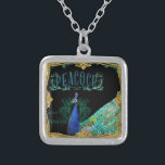 Collier Elégant Peacock avec Vintages rouleaux Baroque Roc<br><div class="desc">Cet accessoire de mode décoratif présente un élégant visage plein, vue latérale d'un oiseau paon avec des plumes de queue étalées. Le paon a une présence régale moody. Beau, classe, vintage style fait un design magnifique pour une décoration audacieuse et moderne avec une touche d'ancien et d'ancien. Mélangé avec le...</div>