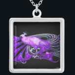 COLLIER ÉLÉGANT PEACOCK EN PURPLE ET NOIR<br><div class="desc">Design coloré et élégant avec pierres 3D lumineuses Design graphique numérique par Bulgan Lumini. Partie de la nouvelle collection ARCADIA.</div>