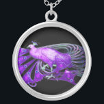 COLLIER ÉLÉGANT PEACOCK EN PURPLE ET NOIR<br><div class="desc">Design coloré et élégant avec pierres 3D lumineuses Design graphique numérique par Bulgan Lumini. Partie de la nouvelle collection ARCADIA.</div>