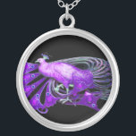 COLLIER ÉLÉGANT PEACOCK EN PURPLE ET NOIR<br><div class="desc">Design coloré et élégant avec pierres 3D lumineuses Design graphique numérique par Bulgan Lumini. Partie de la nouvelle collection ARCADIA.</div>