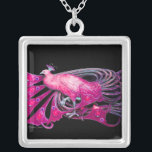 COLLIER ÉLÉGANT PEACOCK EN ROSE, FUCHSIE ET NOIR<br><div class="desc">Design coloré et élégant avec pierres 3D lumineuses Design graphique numérique par Bulgan Lumini. Partie de la nouvelle collection ARCADIA.</div>