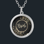 Collier Élégantes Fleurs d'or Chic<br><div class="desc">Fleurs d'or Ă©lĂ©gantes sur arrière - plan noir.</div>