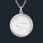 Collier Elle Croyait Qu'Elle Pouvait Ainsi Faire Une Citat<br><div class="desc">Notre collier rond de citations de typographie comporte la citation "Elle croit qu'elle pourrait si elle l'a fait." Croyé et fait sont dans un magnifique script de calligraphie lettrant richement orné de faux feuille d'or, qui contraste magnifiquement avec le reste de la citation dans une profonde et riche lettre noir...</div>