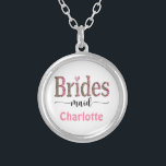 Collier Empreinte de léopard Bridesmaid personnalisé rose<br><div class="desc">Personnalisez ce collier d'argent ou collier de serrure pour vos demoiselles d'honneur. L'empreinte de léopard est à la mode,  rose et gris,  ce qui vous donnera l'impression d'être une femme d'honneur.</div>