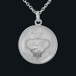 Collier En Argent 25e anniversaire du Mariage d'argent<br><div class="desc">Calla Lily, gris argenté, garde le collier d'argent sterling avec arrière - plan damassé floral pour un 25e anniversaire mariage. Banderole argentée élégante est accentuée de deux Calla Lilies et a texte art dire 25ème anniversaire en écriture ornée. Le texte supérieur est prêt à vous customiser avec les noms et...</div>