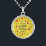 Collier En Argent Charlotte Bronte Jane Eyre Citation du livre Flora<br><div class="desc">Parfait pour les amateurs de livres, ce collier littéraire présente des fleurs rouges blanches et violacées avec des feuilles verts contre un arrière - plan jaune vif et la citation "La vie me semble trop courte pour être passée à allaiter l'animosité ou à enregistrer des torts." de Jane Eyre de...</div>