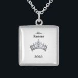 Collier En Argent Couronne<br><div class="desc">Argent Sterling et en forme de carré, ce charmant collier a en son centre l'image d'une couronne de reines de concours brillante en argent. Image sur le devant seulement. Texte du nom et de la date du concours. Parfait pour les pourcentages et les hôtesses d'antan ! Petite taille affichée. Vous...</div>