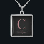 Collier En Argent Élégant Rose noir Monogramme or Nom<br><div class="desc">Chic Elegant Rose Rose or Monogramme Collier de script sur un arrière - plan noir chic. Facile à customiser avec votre propre nom et vos détails. Parfait pour votre luxe ! Veuillez nous contacter à cedarandstring@gmail.com si vous avez besoin d'aide pour la conception ou les produits correspondants.</div>