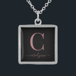 Collier En Argent Élégant Rose noir Monogramme or Nom<br><div class="desc">Chic Elegant Rose Rose or Monogramme Collier de script sur un arrière - plan noir chic. Facile à customiser avec votre propre nom et vos détails. Parfait pour votre luxe ! Veuillez nous contacter à cedarandstring@gmail.com si vous avez besoin d'aide pour la conception ou les produits correspondants.</div>