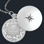 Collier En Argent Feuilles du 25e anniversaire de Mariage d'argent<br><div class="desc">Joli collier argent sterling 25ème Mariage Anniversaire avec élégants feuilles de bordure florale argent sur arrière - plan blanc. Bannière gris argent avec texte dit 25 ans. La zone de texte inférieure est prête à être customisée par vous avec les noms et les informations d'année.</div>
