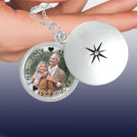 Collier En Argent Initiales photo de l'anniversaire du mariage et an<br><div class="desc">Élégant emplacement photo pour votre anniversaire de mariage - parfait pour votre anniversaire de mariage argent ou, vous pouvez modifier le texte pour convenir à toute occasion. Le modèle est configuré pour que vous puissiez ajouter votre propre photo, qui sera affichée avec une superposition de bordure semi-transparente pour que le...</div>