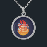 Collier En Argent L'enfer de William Shakespeare est vide<br><div class="desc">Ce collier littéraire présente la citation de The Tempest de William Shakespeare "L'enfer est vide, et tous les diables sont ici" contre un feu orange sur un arrière - plan bleu. *Veuillez noter que le filigrane Zazzle qui apparaît dans l'aperçu du zoom n'apparaîtra PAS sur le produit imprimé final. ©...</div>