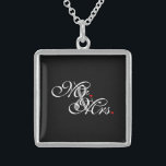 Collier En Argent M. et Mme Mari Femme Ses Nouvelles Mauvaises Hères<br><div class="desc">Un monogramme classique pour Mr et Mrs pour les couples nouvellement établis maman papa petite amie ou petit ami. Une idée cadeau de dernière minute parfaite. M. et Mme Husband Femme Ses Hers Newly Weds sur un cadeau personnalisé à porter ou à partager. Utilisez le lien "Message" pour nous contacter...</div>