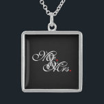Collier En Argent M. et Mme Mari Femme Ses Nouvelles Mauvaises Hères<br><div class="desc">Un monogramme classique pour Mr et Mrs pour les couples nouvellement établis maman papa petite amie ou petit ami. Une idée cadeau de dernière minute parfaite. M. et Mme Husband Femme Ses Hers Newly Weds sur un cadeau personnalisé à porter ou à partager. Utilisez le lien "Message" pour nous contacter...</div>