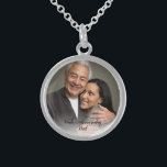 Collier En Argent Mariage Memorial Père Photo Bouquet Charme<br><div class="desc">Personnalisez ce charme avec une photo de votre père afin que vous puissiez le porter avec vous le jour de votre mariage. Vous pouvez le porter comme collier ou utiliser un ruban pour l'ajouter comme un charme de bouquet.</div>