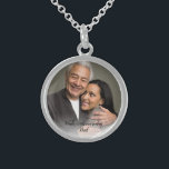 Collier En Argent Mariage Memorial Père Photo Bouquet Charme<br><div class="desc">Personnalisez ce charme avec une photo de votre père afin que vous puissiez le porter avec vous le jour de votre mariage. Vous pouvez le porter comme collier ou utiliser un ruban pour l'ajouter comme un charme de bouquet.</div>