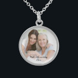Collier En Argent Mémorial mariage Mère Photo Bouquet Charme<br><div class="desc">Personnalisez ce charme avec une photo de votre mère pour que vous puissiez l'emmener avec vous le jour de votre mariage. Vous pouvez le porter comme collier ou utiliser un ruban pour l'ajouter comme un charme de bouquet.</div>