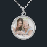 Collier En Argent Mémorial mariage Mère Photo Bouquet Charme<br><div class="desc">Personnalisez ce charme avec une photo de votre mère pour que vous puissiez l'emmener avec vous le jour de votre mariage. Vous pouvez le porter comme collier ou utiliser un ruban pour l'ajouter comme un charme de bouquet.</div>