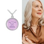 Collier En Argent Mes Gens Préférés M'Appelent Nana<br><div class="desc">Une Citation Amusante Pour Grand-Mère. Typographie violette sur un arrière - plan rose. Vous pouvez changer le texte en Mimi,  GiGi,  Nona,  Mama,  etc... </div>