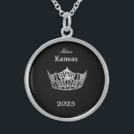 Collier En Argent Miss America style Couronne<br><div class="desc">Argent Sterling et en forme ronde avec un arrière - plan de couleur noire, ce charmant collier a au centre une image d'une couronne brillante de style Miss America en argent. Image sur le devant seulement. Texte du nom et de la date du concours. Parfait pour les pourcentages et les...</div>