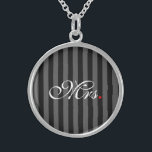 Collier En Argent Mme Femme Marié Ses Hers Nouvelles Maisons<br><div class="desc">Un monogramme classique pour Mr et Mrs pour les couples nouvellement établis maman papa petite amie ou petit ami. Une idée cadeau de dernière minute parfaite. M. et Mme Husband Femme Ses Hers Newly Weds sur un cadeau personnalisé à porter ou à partager. Utilisez le lien "Demandez à ce concepteur"...</div>