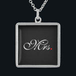 Collier En Argent Mme Femme Marié Ses Hers Nouvelles Maisons<br><div class="desc">Un monogramme classique pour Mr et Mrs pour les couples nouvellement établis maman papa petite amie ou petit ami. Une idée cadeau de dernière minute parfaite. M. et Mme Husband Femme Ses Hers Newly Weds sur un cadeau personnalisé à porter ou à partager. Utilisez le lien "Message" pour nous contacter...</div>
