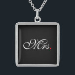 Collier En Argent Mme Femme Marié Ses Hers Nouvelles Maisons<br><div class="desc">Un monogramme classique pour Mr et Mrs pour les couples nouvellement établis maman papa petite amie ou petit ami. Une idée cadeau de dernière minute parfaite. M. et Mme Husband Femme Ses Hers Newly Weds sur un cadeau personnalisé à porter ou à partager. Utilisez le lien "Message" pour nous contacter...</div>